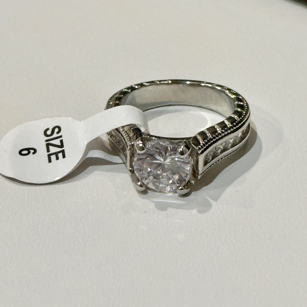 Round Cut Cubic Zirconia Women's Ring Size 6 - Picture 6 of 6